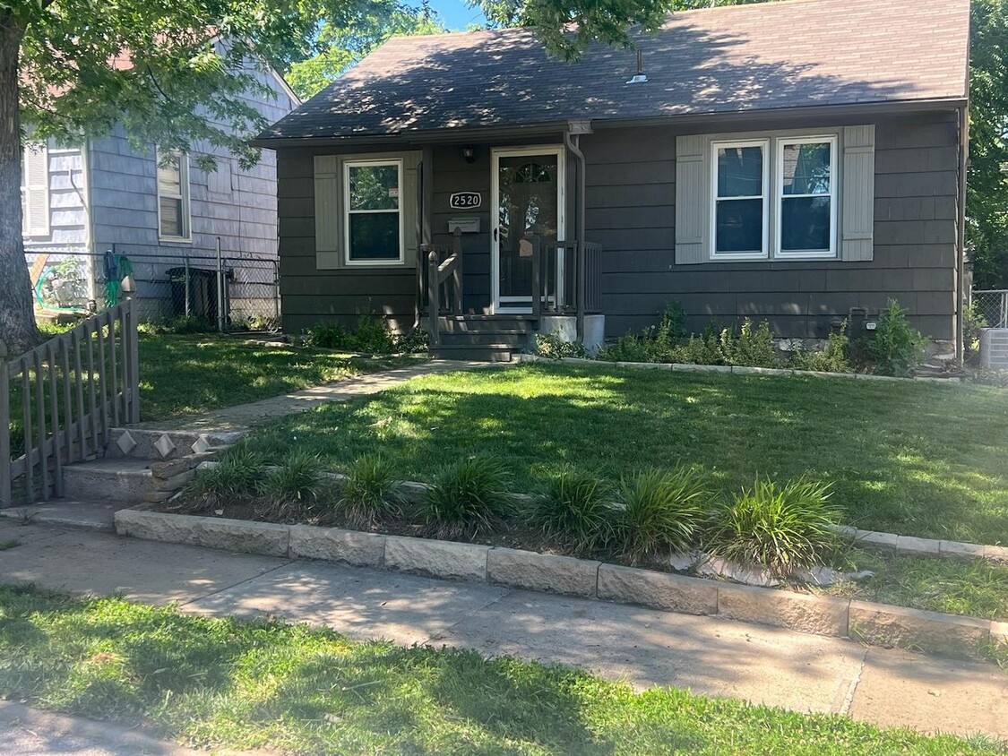 Primary Photo - 2 bedroom 1 bath Cute house