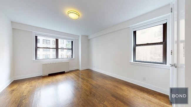 Building Photo - 400 E 89th St