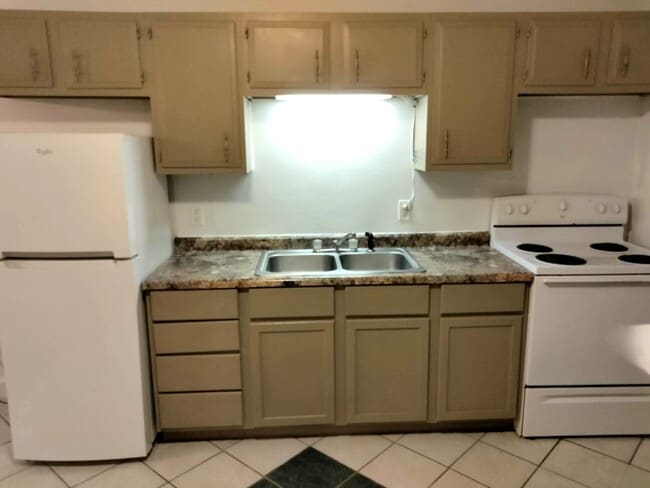 Building Photo - 124 N Main St