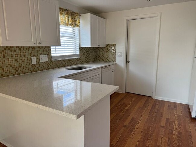 Building Photo - Freshly Updated Lake?Front Retreat in Desi...