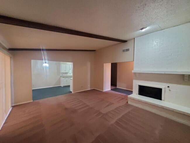 Building Photo - Spacious home with 2 living areas!