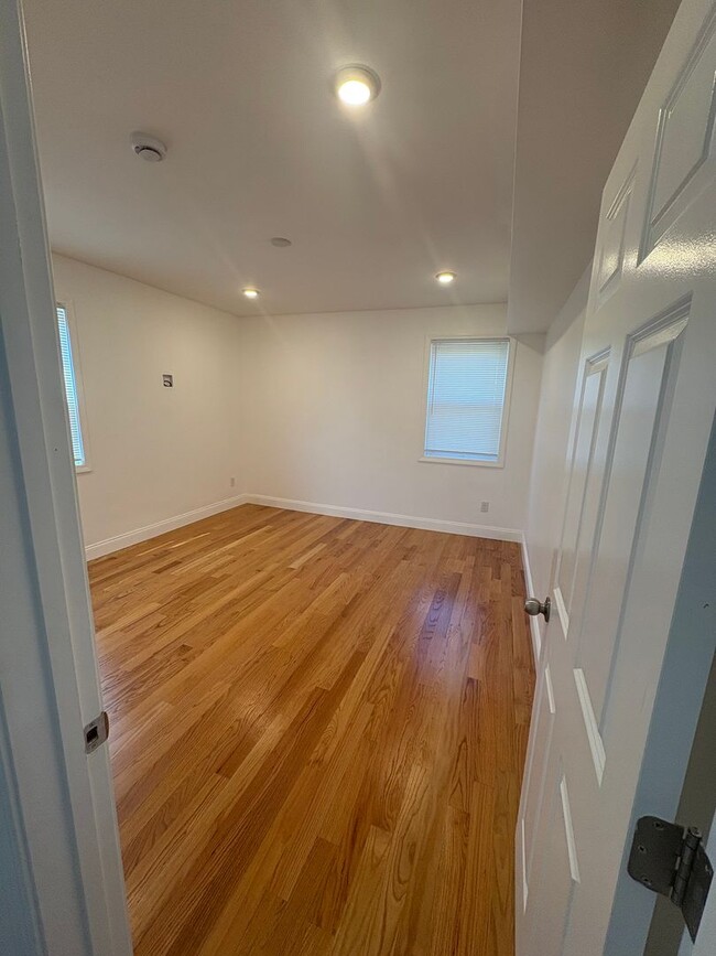Photo - LYNN/BOSTON NO BROKER FEES! BRAND NEW FULLY RENOVATED ONE BEDROOM UNIT IN TOP COMMUTER LOCATION! Apartment