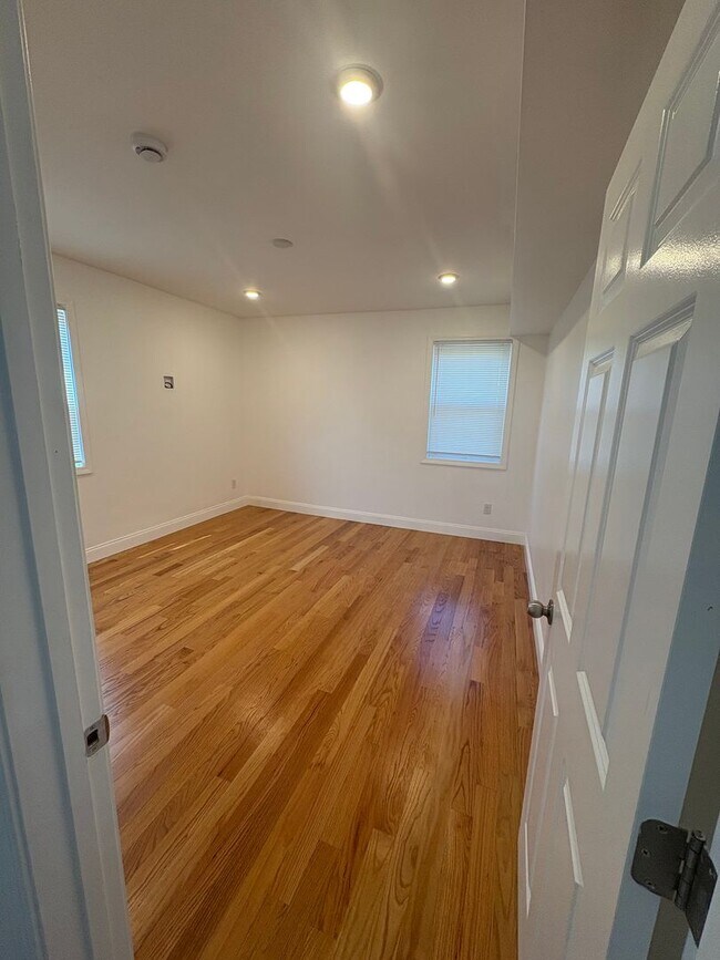 Foto del edificio - LYNN/BOSTON NO BROKER FEES! BRAND NEW FULLY RENOVATED ONE BEDROOM UNIT IN TOP COMMUTER LOCATION!