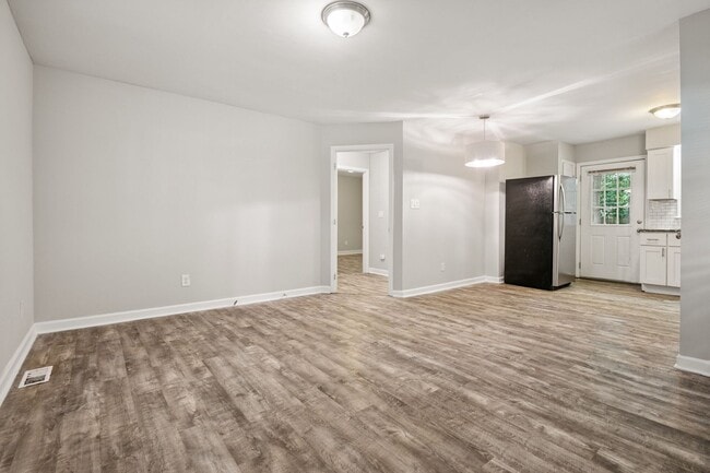 Building Photo - End unit Townhouse with large backyard: Av...