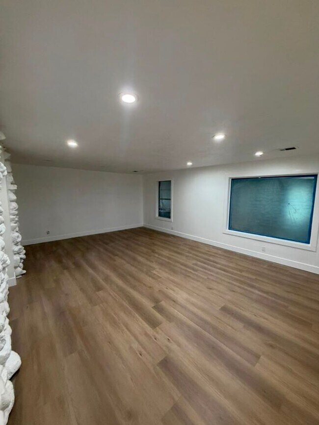 Foto del edificio - 7735 Coburn Dr