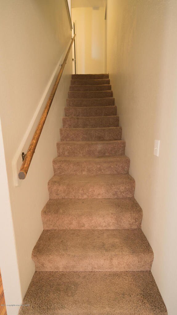 escalera hacia habitaciones - 2003 Hardy St