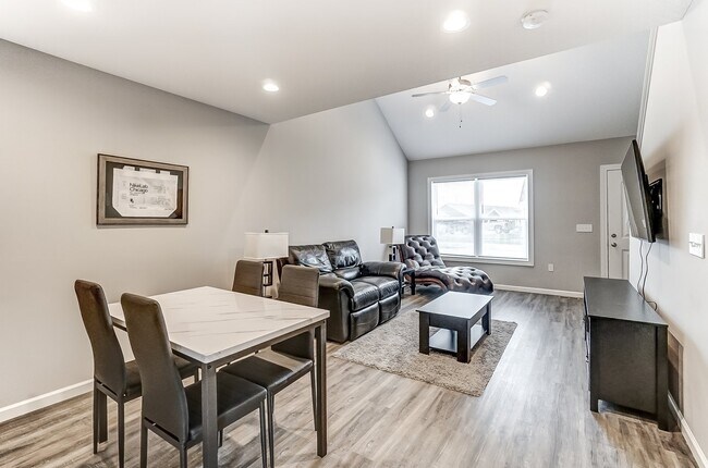 2 pisos, 2 habitaciones - Ledgestone Townhomes
