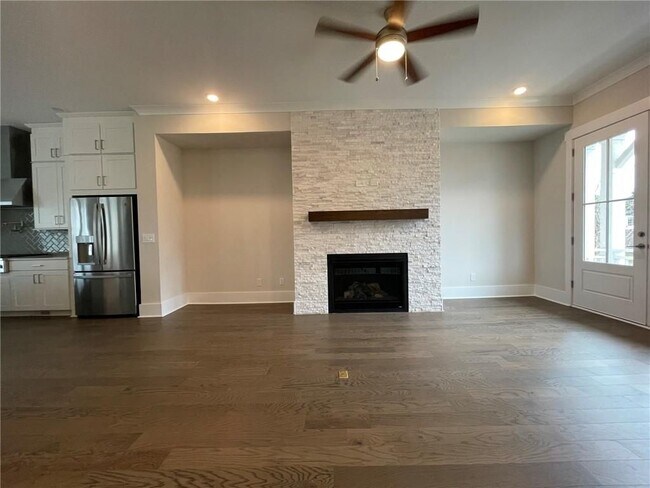 Foto del edificio - 892 Mayfield Rd