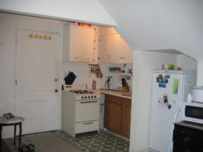 Gas oven. - 982 Ivy Ave E