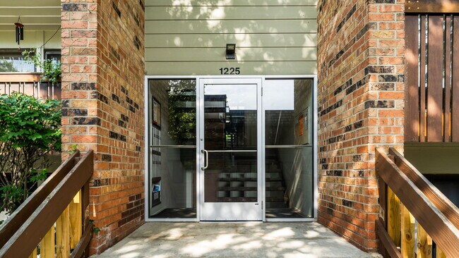 Foto del edificio - 1225 S Maple Rd