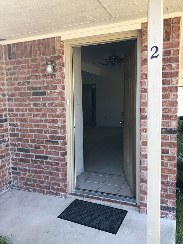 Foto del edificio - 1011 Hawk Trl, Unit 2- 2BD, 2BA, Pets Welc...