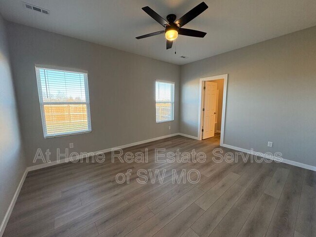 Building Photo - 4929 W Minota St