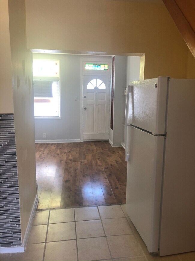 Building Photo - 420 S Madeira St