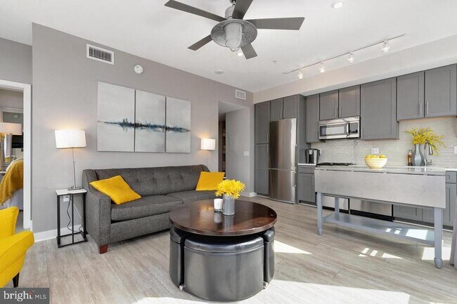 Building Photo - 1320 Fenwick Ln