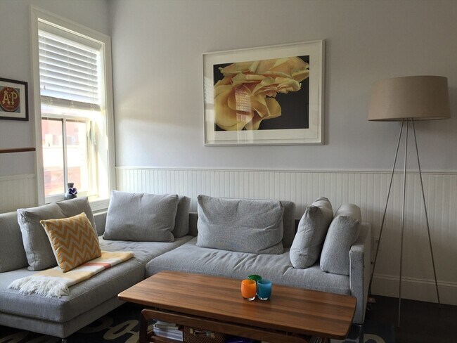 Building Photo - 10 Grove St