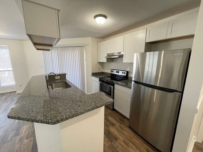 Foto del edificio - 2 Bed/2 Bath Condo coming available NOW