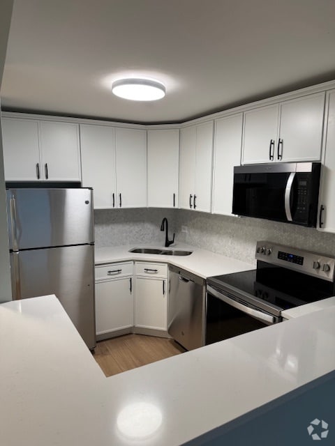 kitchen - 3930 N Pine Grove Ave