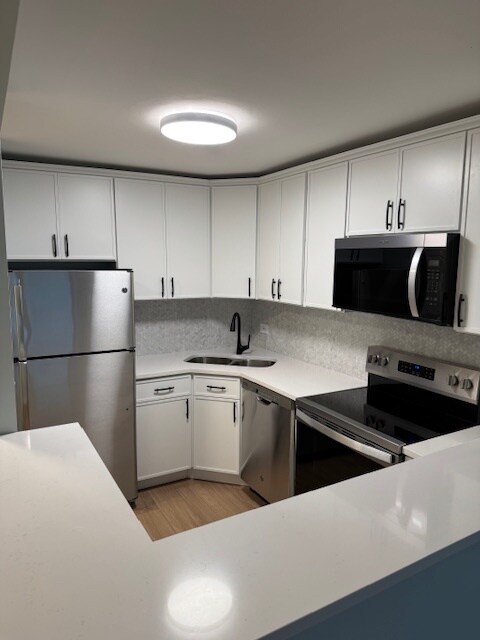 kitchen - 3930 N Pine Grove Ave