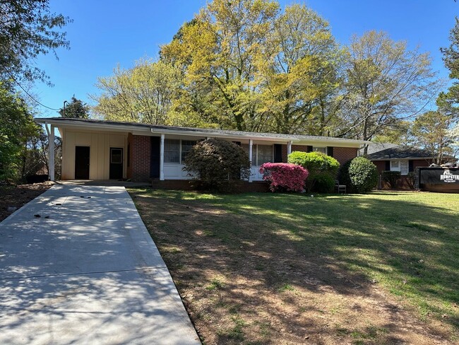 Building Photo - Three Bedroom Off Milledge Available