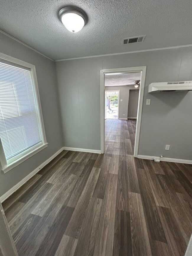 Building Photo - Spacious 2 Bedroom