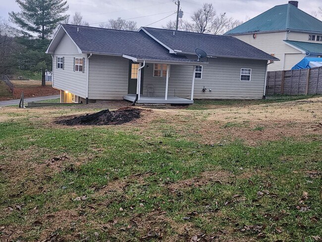 Building Photo - Friendsville 37737 - 3 bedroom 1 bath - call Tom Parry 865-607-3649