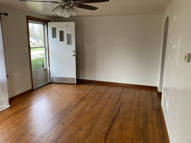 Sala de estar - 463 Ashwood Ave