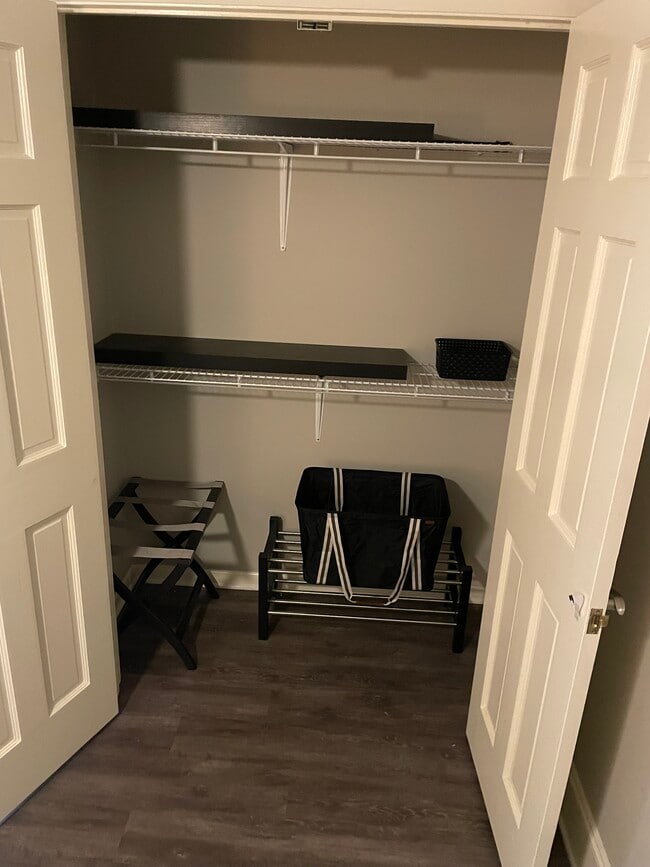 Foto del edificio - 7332 Lake Front Dr