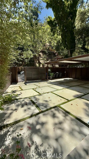 Foto del edificio - 1216 N Beverly Glen Blvd