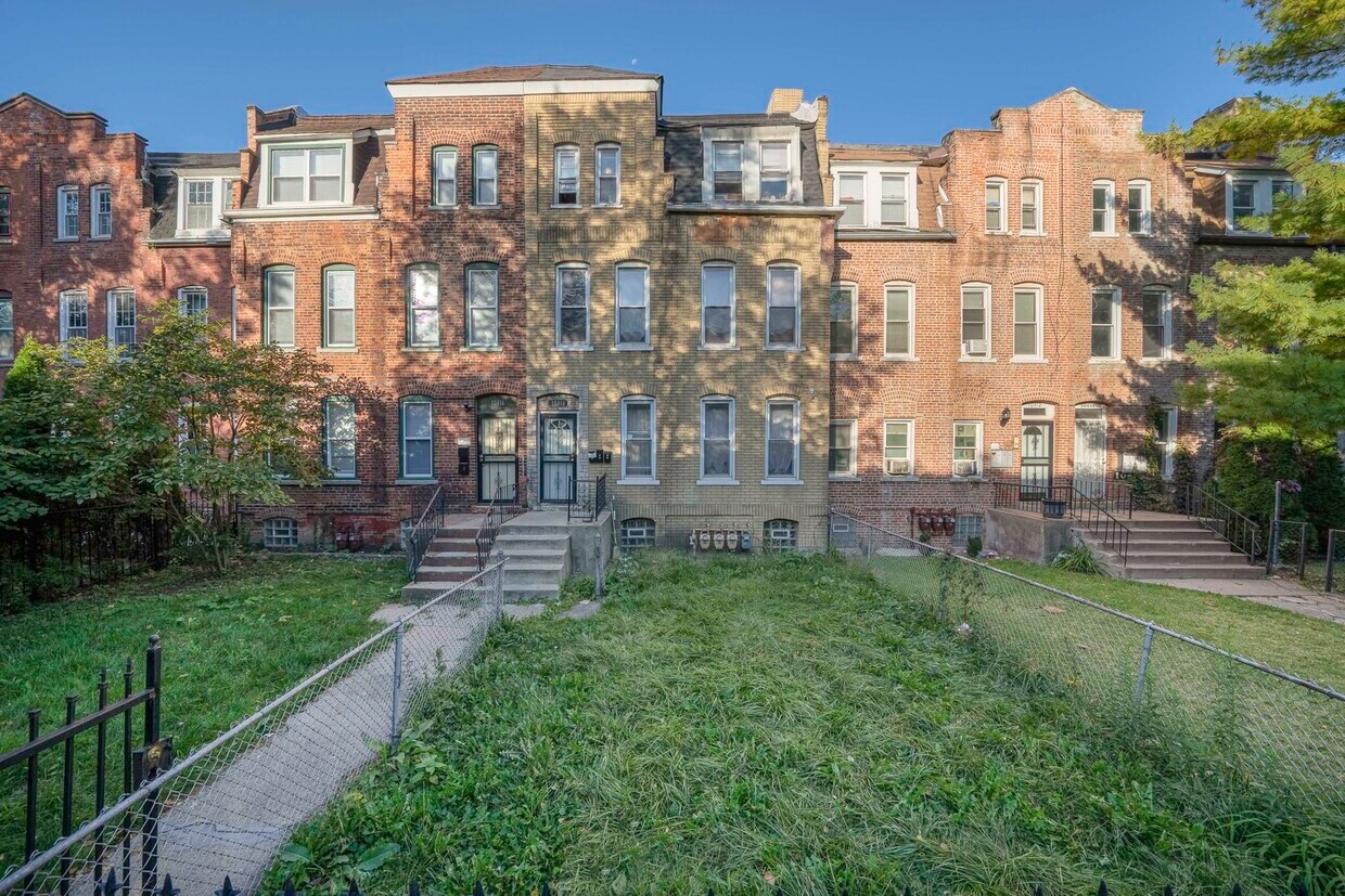Primary Photo - 10414 S Maryland Ave