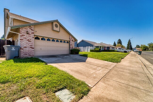 Foto del edificio - Spacious 4-Bedroom Home Near Happy Park