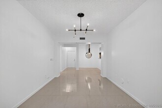 Building Photo - 533 NE 3rd Ave