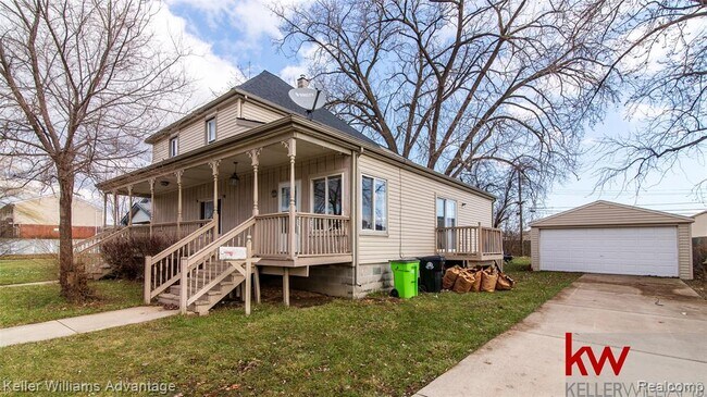 Building Photo - 25390 Pinehurst St