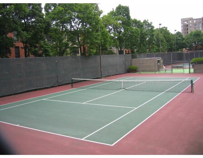Building Photo - Large 1bd in desirable Brook House. West f...