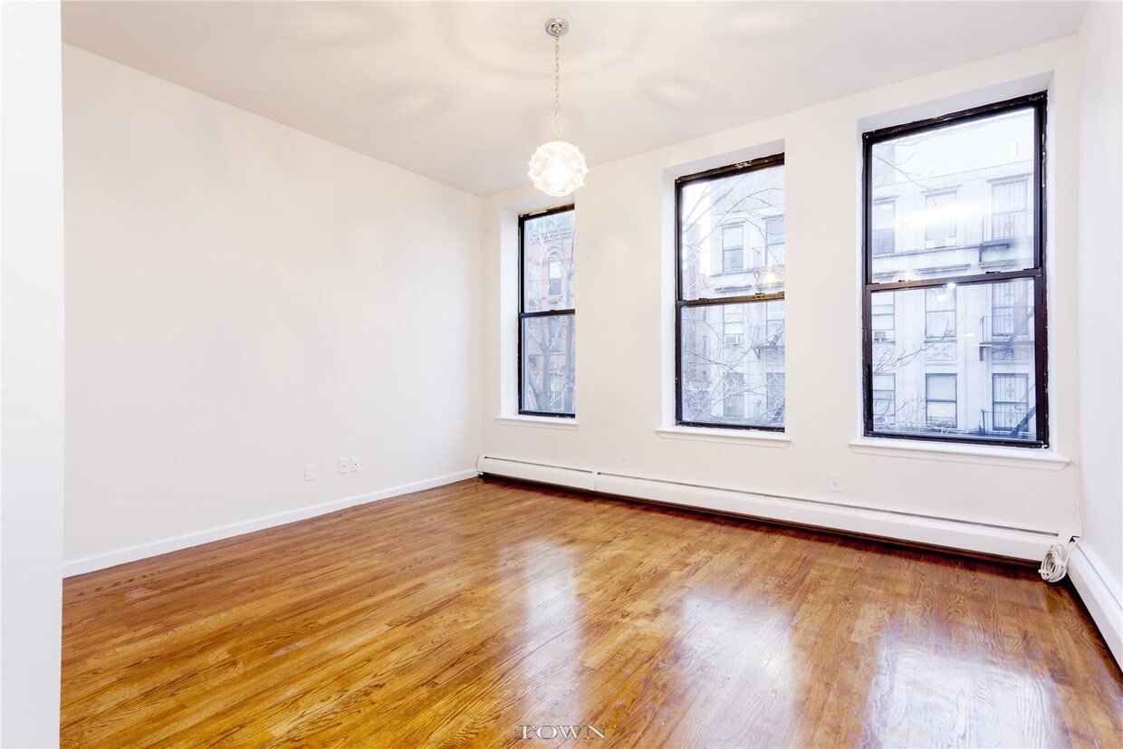 Primary Photo - 29 E 129th St