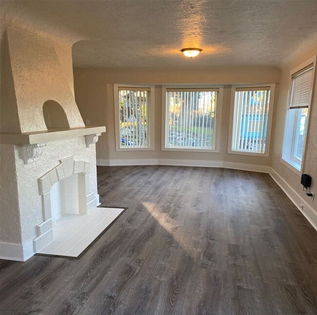 Building Photo - Phillips Ward Triplex
