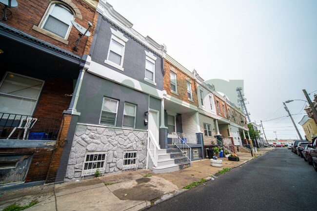 Building Photo - 2131 S Alden St