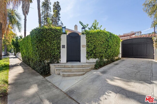 Building Photo - 115 S La Peer Dr