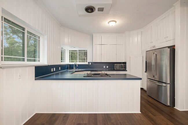 Building Photo - Unique 4 Bedroom Home with Basement in Dil...