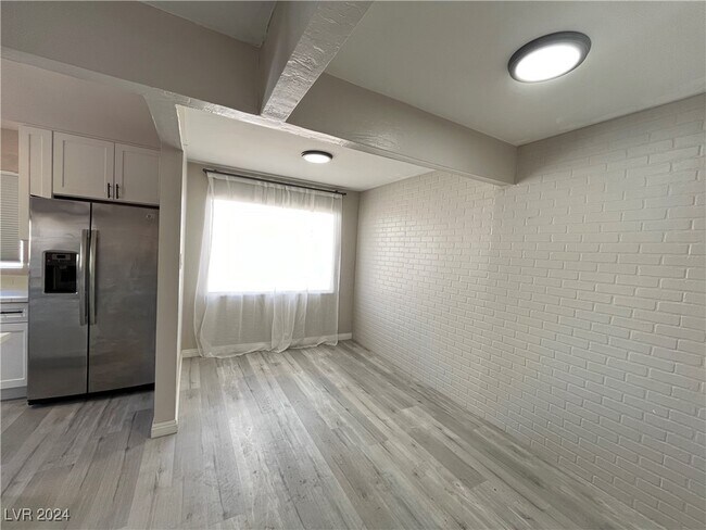 Foto del edificio - 1036 E Hassett Ave
