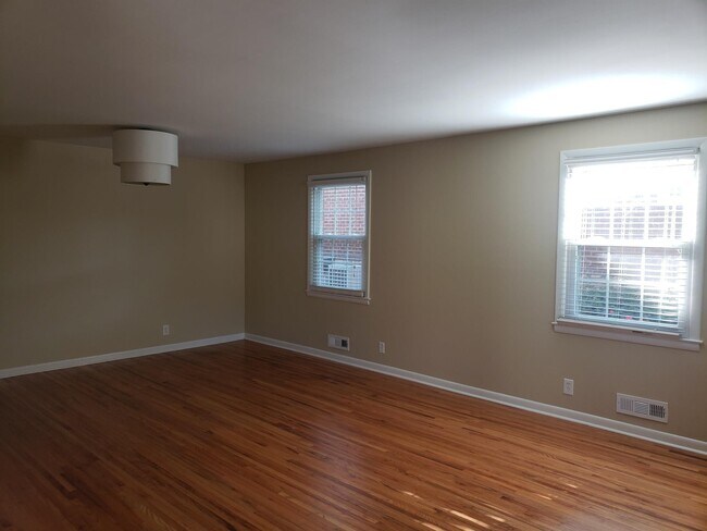 Building Photo - 2502 W Linden Ave