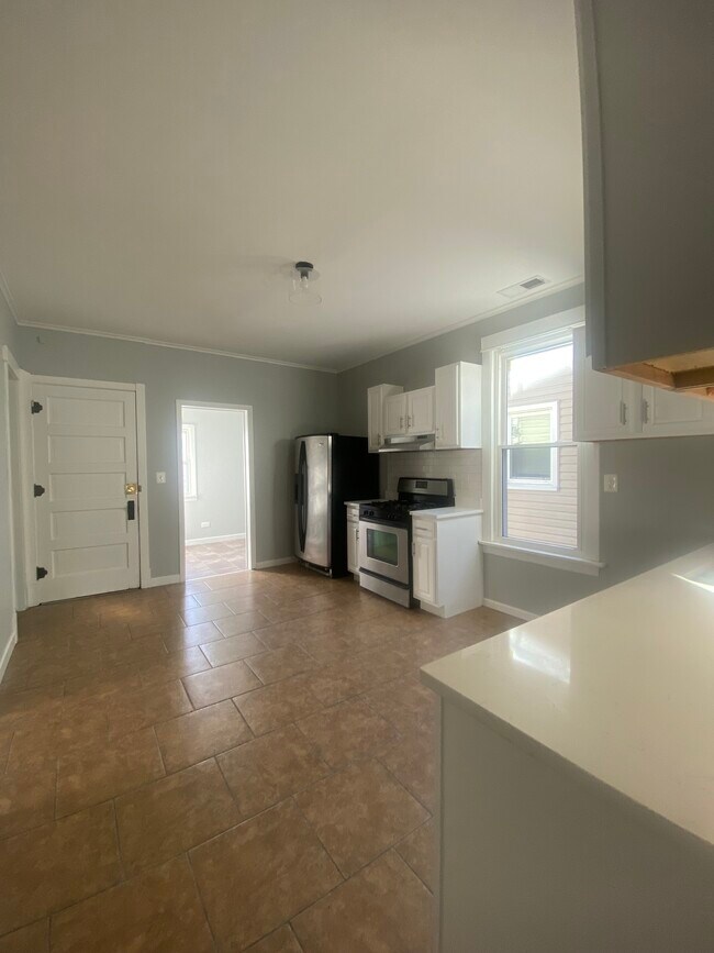Building Photo - 3067 N Avers Ave