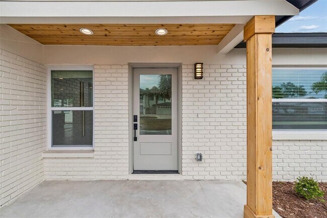 Foto del edificio - 3921 Versailles Dr