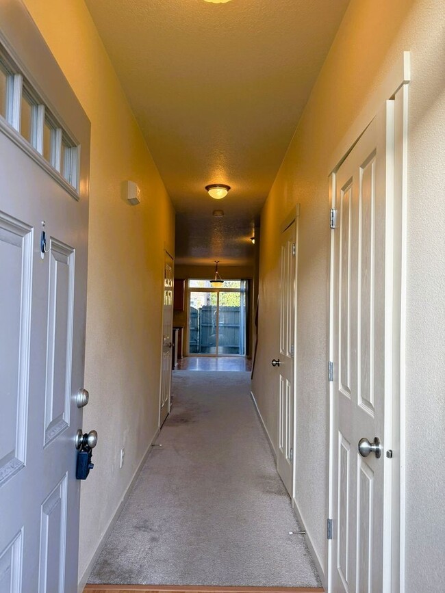 Foto del edificio - Spacious 3B/2.5Ba Townhome w/ Garage!