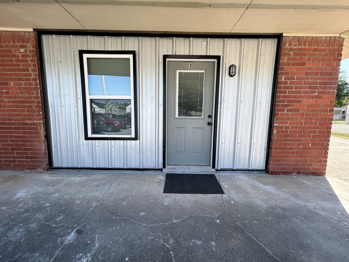 Primary Photo - 110 W Main St
