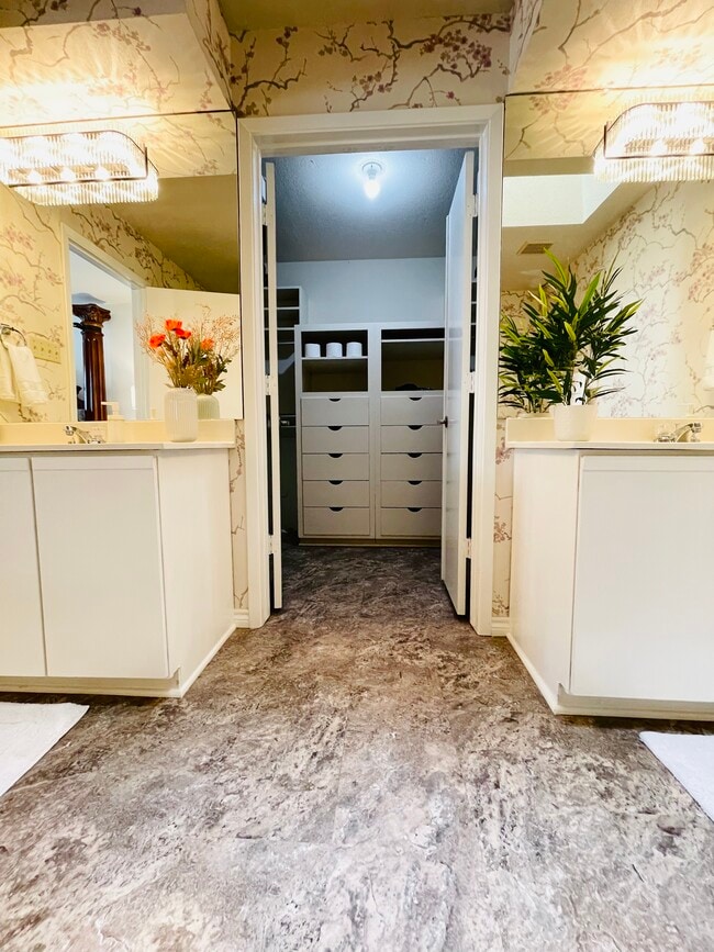 Master walk in closet - 2411 St Gregory St