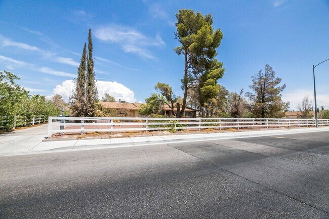 Building Photo - Charming 6 Bedroom property for rent!