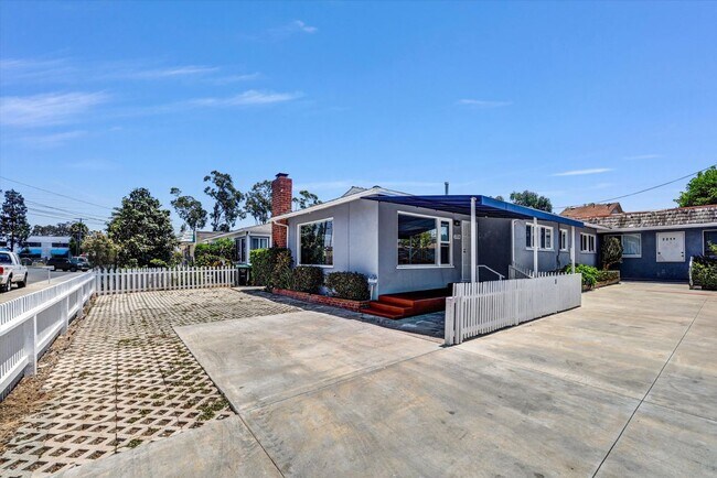 Building Photo - 221 Avocado St