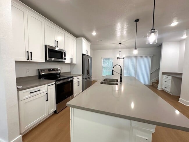 Building Photo - Brand new home!