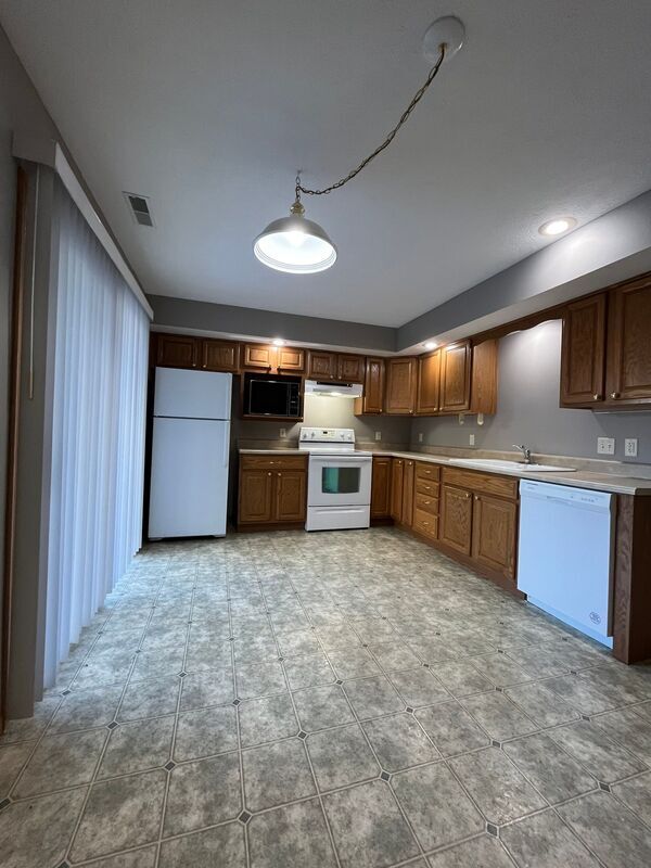 Building Photo - 525 Oak Rd