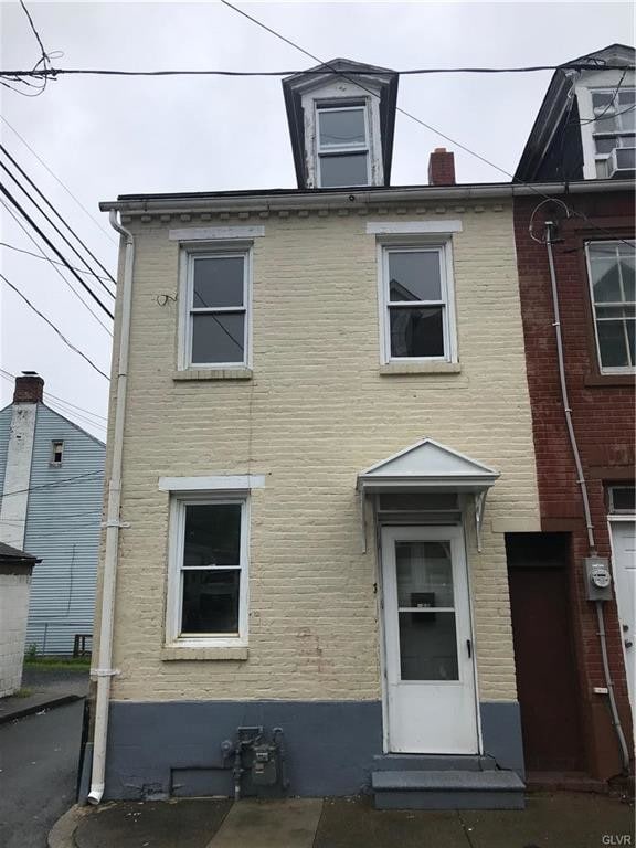 Primary Photo - 150 Oak St